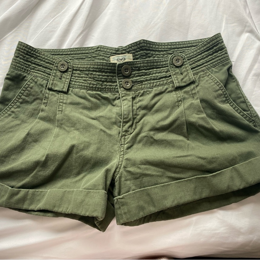Aritzia army green cuffed short